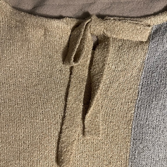 Women’s Color-block Sweater - Picture 2 of 4